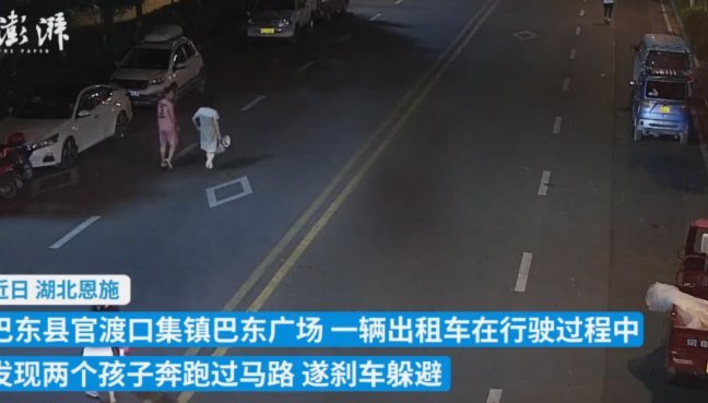 数十人抬车救出被卷入车底女孩